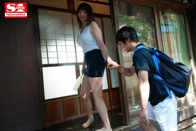 Anh chàng dam dang dương vật khi nhìn trộm em họ cắm sừng với chồng