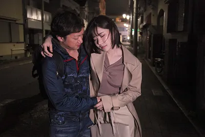 đưa cô nhân viên nữ nhậu say xỉn vì cãi nhau với gã chồng về nhà