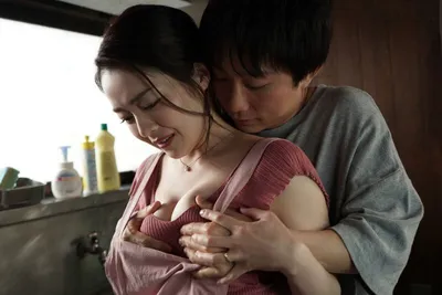 Cậu con trai ở nhà chịch mẹ kế trong khi bố đã đi công chuyện xa