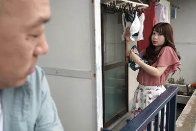 Gã nhà bên chuyên soi mói và cặp bà xã gã chồng thường xuyên rên la quá to