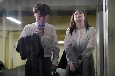 Kẹt lại nhà trọ với tiền bối nữ sau một cơn mưa ướt đẫm