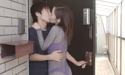 Em gái hàng xóm với chiếc quần lót lọt khe và cậu nhóc nhà sát bên may mắn