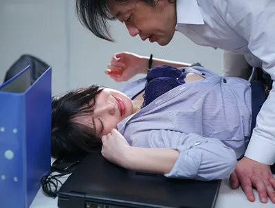 Em thư ký quá ngon bị tên tiền bối biến thái bắt làm người tình