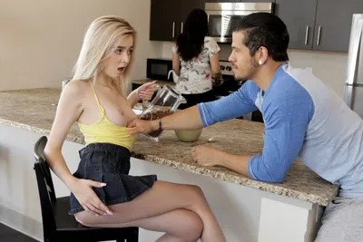 địt nhỏ em kế dâm ngay sau lưng mẹ