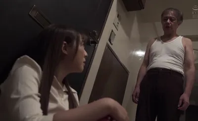 Cãi nhau với chồng, cô vợ được bác cạnh bên nhà tốt bụng an ủi