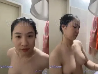 Gái vú bự, vừa call với bồ vừa tắm