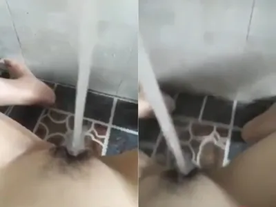 Con ghệ thủ dâm cực mạnh với vòi nước