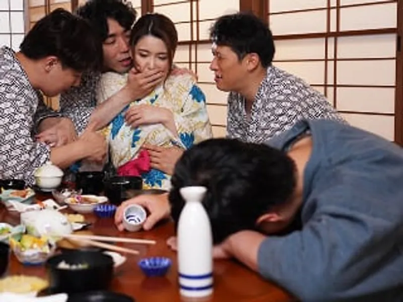 đưa vợ đi suối nước nóng, người chồng không biết vợ bị người khác xxx sấp mặt