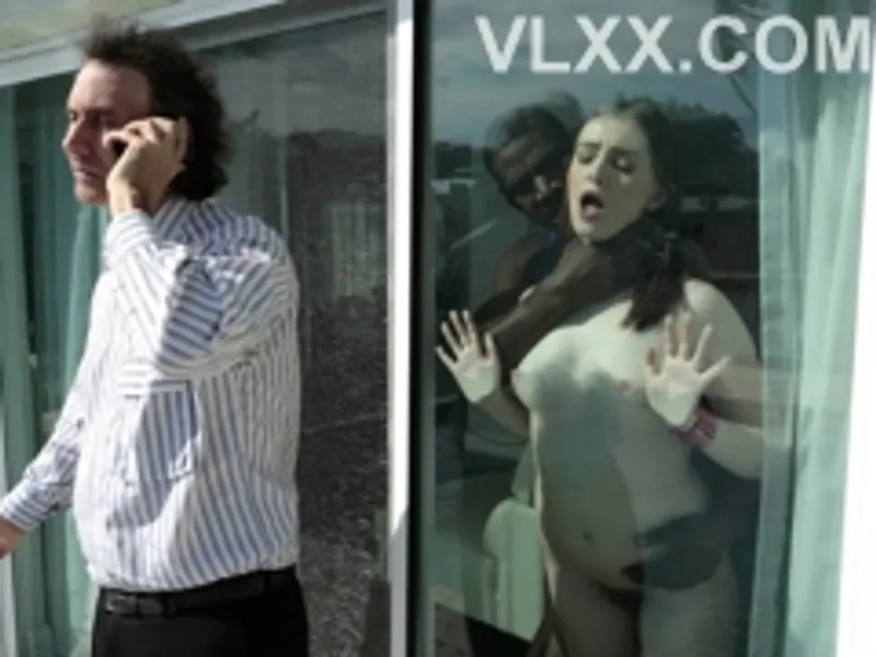 Dẫn bạn trai da đen về nhà chơi rồi "đi ngoài" trước mặt ba mình