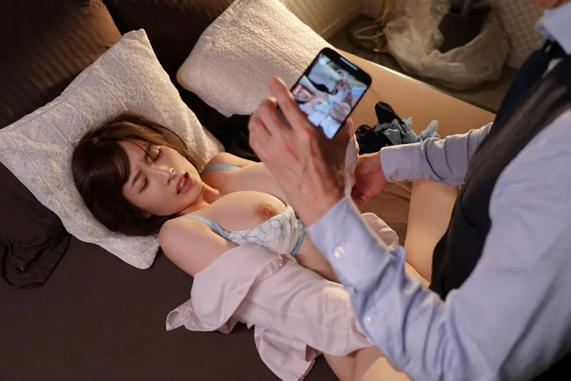 Tiền bối chuốc thuốc em thư ký bắt trả bài cả đêm khi đi công chuyện xa