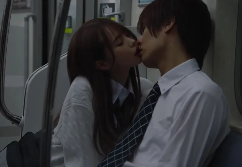 Nữ học sinh tò mò hôn lén chàng trai đang ngủ trên chuyến tàu điện