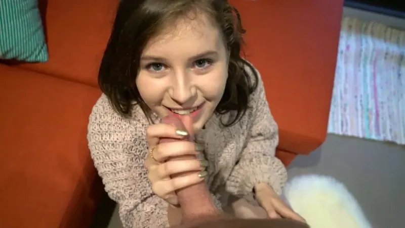 Bắn tinh ngập chiếc lỗ lồn hồng của em gái dễ thương