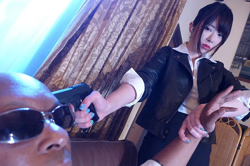 Nữ điều tra viên quốc tế bị ông trùm da đen xoạc tơi tả